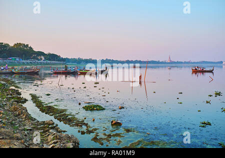 Les anciens bateaux en bois flottant du port sur le lac Taungthaman, Amarapura, Myanmar. Banque D'Images