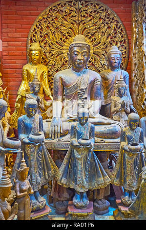 Le vintage statue de Bouddha et des sculptures de ses disciples dans l'atelier de Shwe-gui-do trimestre, Mandalay, Myanmar. Banque D'Images