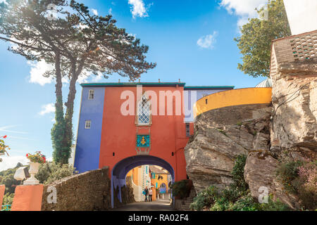 Porte principale en station touristique populaire de Portmeirion avec son architecture de style village italien en Gwynedd, au nord du Pays de Galles. Banque D'Images