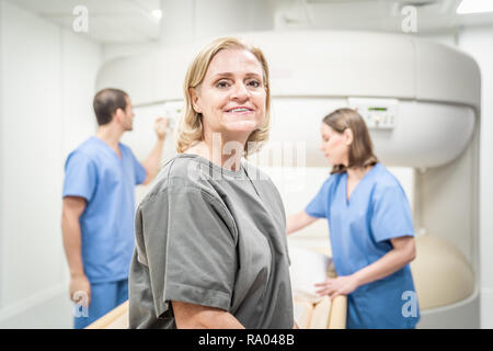 Portrait of a senior woman confortable sourire à l'appareil photo après l'IRM en clinique médicale. Équipe d'infirmières aide vieille dame en hôpital après traitement. Caucase Banque D'Images