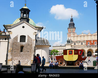 À Cracovie Pologne principaux monuments : la place du marché et la Basilique Sainte-Marie et la Halle aux draps. L'ancien entraîneur est maintenant un bureau de poste Banque D'Images