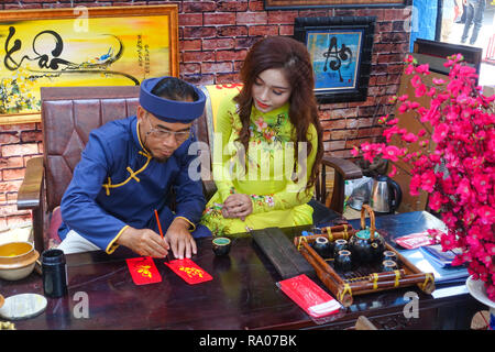 Érudit vietnamien calligraphie écrit au nouvel an lunaire. Festival de calligraphie est une tradition populaire au cours du Têt. La culture du Tet Vietnamien Banque D'Images