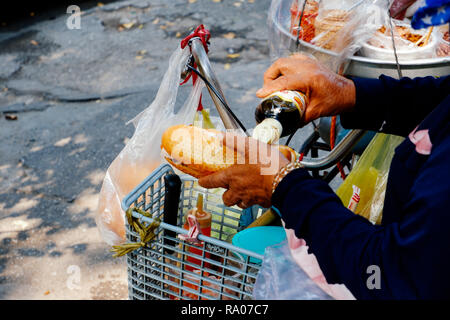 Sandwich vietnamien ou Banh Mi Thit vendre sur rue. Stock photo de sandwich porc vietnamien est l'alimentation de rue populaire au Vietnam Banque D'Images