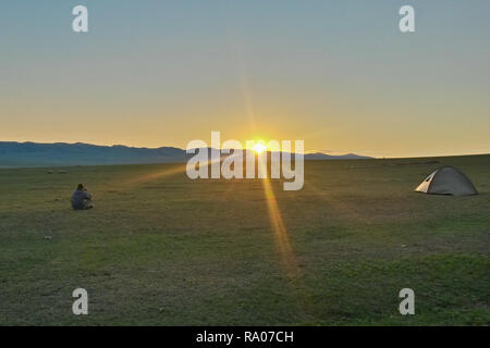 Coucher de soleil sur lonely camping en steppe mongole avec tente et photographe, Bulgan, Mongolie Banque D'Images