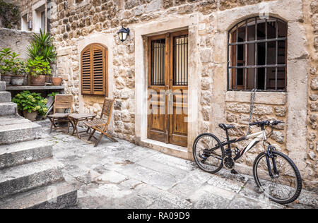 Une rue étroite de la vieille ville de Dubrovnik en Croatie Banque D'Images