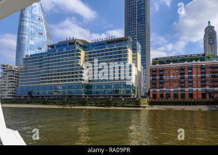 South Bank, Londres, Royaume-Uni - juin 8, 2018 : Avis de conteneurs maritimes en s'appuyant sur le bak de la Tamise et prises d'un bateau sur la Tamise e sous le soleil su Banque D'Images