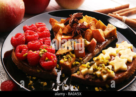 Sandwich au beurre d'arachide avec pomme et banane et framboises pour le petit-déjeuner. Banque D'Images