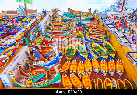 MARSAXLOKK, MALTE - le 18 juin 2018 : Le large éventail de luzzu bateaux en souvenir de l'air ouverte du village de décrochage du marché touristique, le 18 juin à Marsaxlokk Banque D'Images