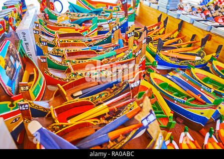 MARSAXLOKK, MALTE - le 18 juin 2018 : Le jouet luzzu bateaux sont parfaits souvenirs du village traditionnel de pêcheurs, le 18 juin à Marsaxlokk Banque D'Images