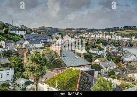 Une vue pittoresque à travers une variété de toits colorés dans la recherche à travers le village Polruan à l'estuaire de Fowey, situé dans le sud-est de Cornwall. Banque D'Images