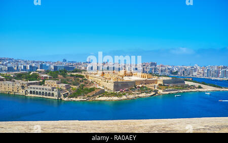 La vue sur la cité médiévale étoiles fort sur l'île Manoel et le moderne côte de Gzira et Sliema resorts derrière elle du haut de St Michael's Bastion de Banque D'Images
