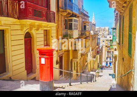 La poste britannique rouge vintage fort au milieu de l'escalier dans Vassali Street, Valletta, Malte. Banque D'Images