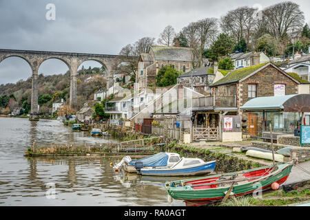 C'est la rivière qui traverse la Tamar Tamar Valley plus bas dans le village de Céret. Bateaux amarrés, une variété de bâtiments et d'un viaduc ferroviaire. Banque D'Images