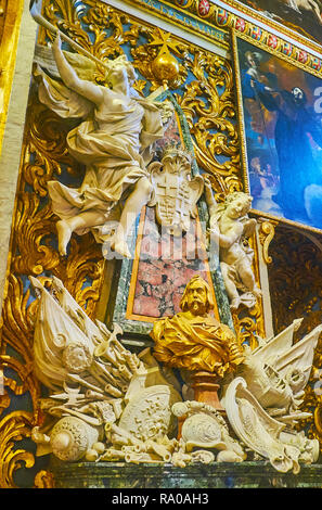 La Valette, MALTE - le 18 juin 2018 : le buste doré du Grand Maître Nicholas Cotoner dans Chapelle de langue d'Aragon à St John's Co-cathédrale, le 18 juin Banque D'Images