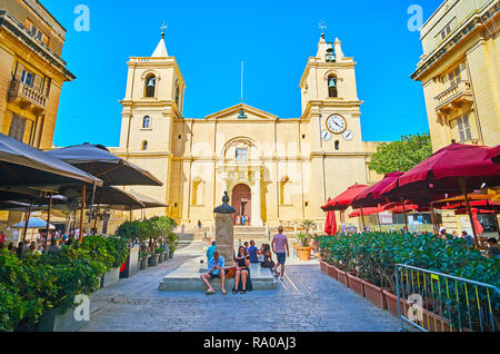 La Valette, MALTE - le 18 juin 2018 : La façade de St John Co-cathédrale avec ses énormes clochers de la même nommé square, occupé à tour de plein air Banque D'Images