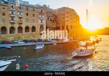 Profitez de la location de voyage le long des villes de La Valette Grand port sur le coucher du soleil, Sliema, Malte. Banque D'Images