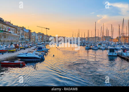 BIRGU, MALTE - le 18 juin 2018 : le coucher du soleil est le moment idéal pour prendre la croisière autour de La Valette Grand Harbour et regarder la cité médiévale de Birgu et Senglea Banque D'Images