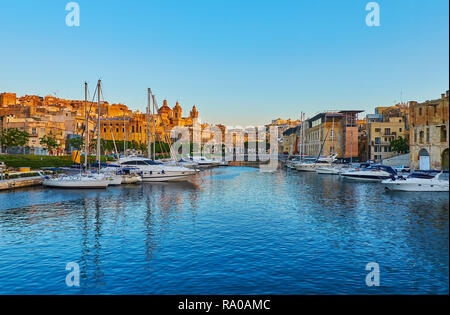 Regardez l'architecture médiévale et côtières quarts de Bormla de Vittoriosa marina, Malte. Banque D'Images