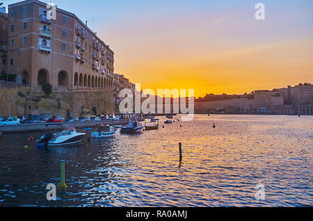 Vous pourrez profiter de la magnifique soirée tranquille sur location dans les eaux du Grand Port de La Valette, flottant le long des murs médiévaux de Sliema, Malte. Banque D'Images