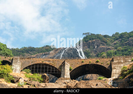 Dudhsagar Falls le de la rivière Mandovi dans l'état de Goa avec pont de chemin de fer. Banque D'Images