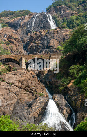 Dudhsagar Falls le de la rivière Mandovi dans l'état de Goa avec pont de chemin de fer. Banque D'Images