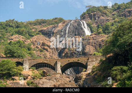 Dudhsagar Falls le de la rivière Mandovi dans l'état de Goa avec pont de chemin de fer. Banque D'Images