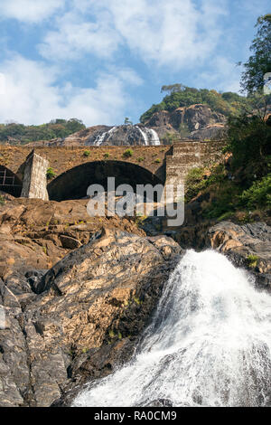 Dudhsagar Falls le de la rivière Mandovi dans l'état de Goa avec pont de chemin de fer. Banque D'Images