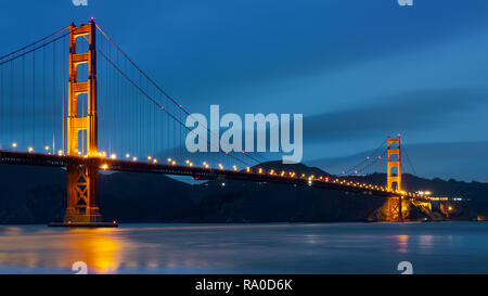 Vue nocturne du Golden Gate Bridge sur un fond de ciel bleu foncé ; Californie Banque D'Images