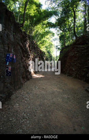 Hell Fire Pass Thailand train place passe chemin passage les troupes britanniques ont coupé le trou dans les roches drapeau de roche drapeaux arbres jungle guerre Jap japonais British drapeau australien Banque D'Images