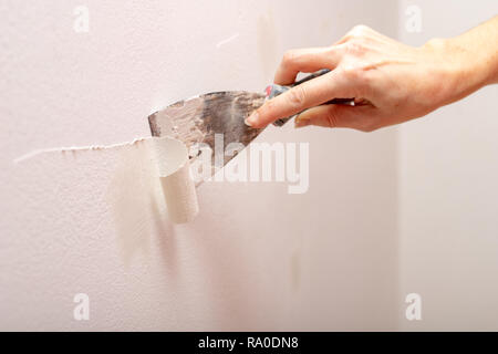 Le décapage de l'ancienne peinture du mur. Rénovation et peinture de murs dans l'appartement. Place - batterie d'origine. Banque D'Images