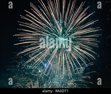 Bouquet d'artifice explosion illumine le ciel nocturne noir. Banque D'Images