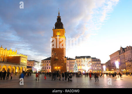 L'Hôtel de Ville Tour, connue sous le nom de la 'Tour' sur place du marché par la Halle aux Draps, en Pologne Banque D'Images