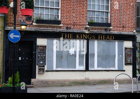 Décembre 2018 - Le vide et déserté Kings Head pub public house sur la rue principale dans les puits, Somerset Banque D'Images