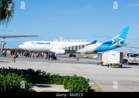 Punta Cana, République dominicaine - 24 décembre 2018 : Un jet de passagers d'Air Transat à l'Aéroport International de Punta Cana sur le tarmac en attente de cargo Banque D'Images