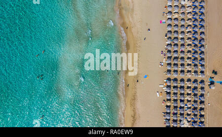 De haut en bas Vue aérienne de la plage magnifique avec parasols et la mer turquoise au coucher du soleil. Mer Méditerranée, Crète, Grèce. Banque D'Images