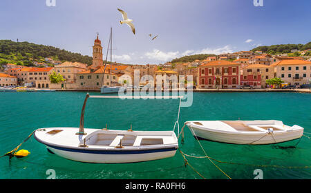 Panorama de la ville pittoresque Sutivan en Croatie, l'île de Brac, l'Europe. La ville de Supetar avec panorama méditerranéen seagull's survolant la ville. La Croatie Banque D'Images