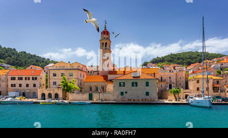 Panorama de la ville pittoresque Sutivan en Croatie, l'île de Brac, l'Europe. La ville de Supetar avec panorama méditerranéen seagull's survolant la ville. La Croatie Banque D'Images