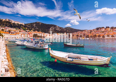 Voir à l'archipel incroyable avec les bateaux de pêche en face de la ville de Hvar, Croatie. Vieux port de la ville de Hvar l'île de l'Adriatique avec la mouette voler au-dessus de la Banque D'Images