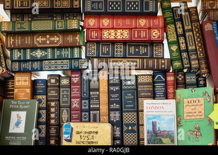 Livres sur l'affichage à une antique en décrochage du marché de Portobello Road Banque D'Images