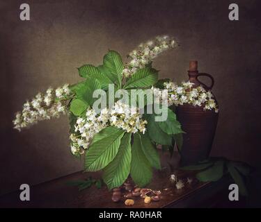 Nature morte au bouquet de branches de châtaigniers en fleurs Banque D'Images