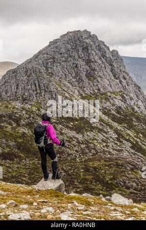 Seule femme Walker à l'égard de la basse Tryfan versant sud de Glyder Fach dans le parc national de Snowdonia dans le Nord du Pays de Galles. Banque D'Images