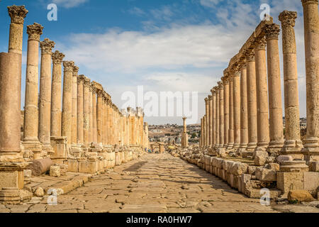 La rue à colonnade dans les ruines romaines de Jerash en Jordanie. Banque D'Images