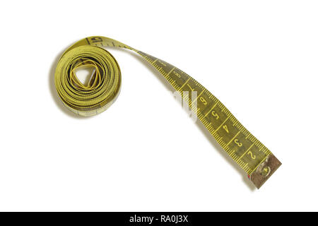 Mètre à ruban jaune laminé isolé sur fond blanc. Banque D'Images