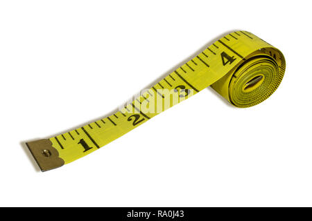 Mètre à ruban jaune laminé isolé sur fond blanc. Banque D'Images
