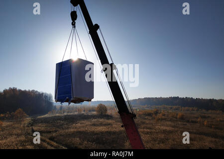 Le camion-grue transporte blocs au chantier de pâtés dans l'air contre le ciel 2018 Banque D'Images