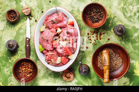 Morceaux de steaks de boeuf cru.Raw viandes tranchées.marinade aux agrumes Banque D'Images