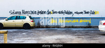 Graffito sur le mur d'un bâtiment, le texte se lit comme suit :  'aussi longtemps que les humains pensent que les animaux ne se sentent pas, les animaux doivent sentir que l'homme ne pense pas qu' Banque D'Images