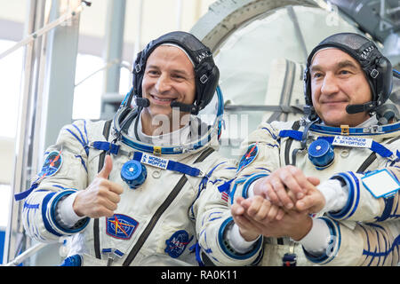 L'expédition 58 de la Station spatiale internationale a appelé les membres de l'équipe de sauvegarde de la NASA, Morgan, gauche et Alexander Skvortsov de Roscosmos posent à l'extérieur du simulateur Soyouz au Centre d'entraînement des cosmonautes Gagarine le 13 novembre 2018 à la Cité des étoiles, en Russie. Banque D'Images