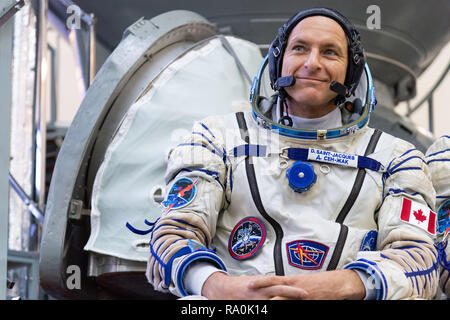 Station spatiale internationale membre de l'équipage Expédition 58 David Saint-Jacques de l'Agence spatiale canadienne à l'extérieur du simulateur Soyouz au Centre d'entraînement des cosmonautes Gagarine le 14 novembre 2018 à la Cité des étoiles, en Russie. L'équipage de l'expédition 58 sont prévues pour lancer le 3 décembre depuis le cosmodrome de Baïkonour au Kazakhstan, pour une durée de six mois et demi d'mission sur la Station spatiale internationale. Banque D'Images