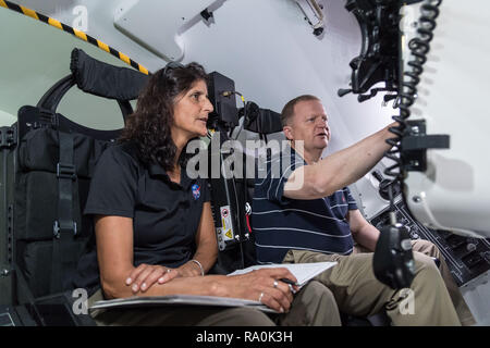 Les astronautes de la NASA, l'équipage commercial Eric Boe et Suni Williams train dans un Boeing CST-100 maquette Starliner au Johnson Space Center le 24 août 2018 à Houston, Texas. Boe est attribuée à lancer à la Station spatiale internationale sur le premier vol de l'équipage du Boeing CST-100 15 Banque D'Images